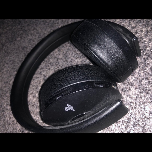 Sony PS4/PS5 Gold Wireless Headset - Picture 3 of 5